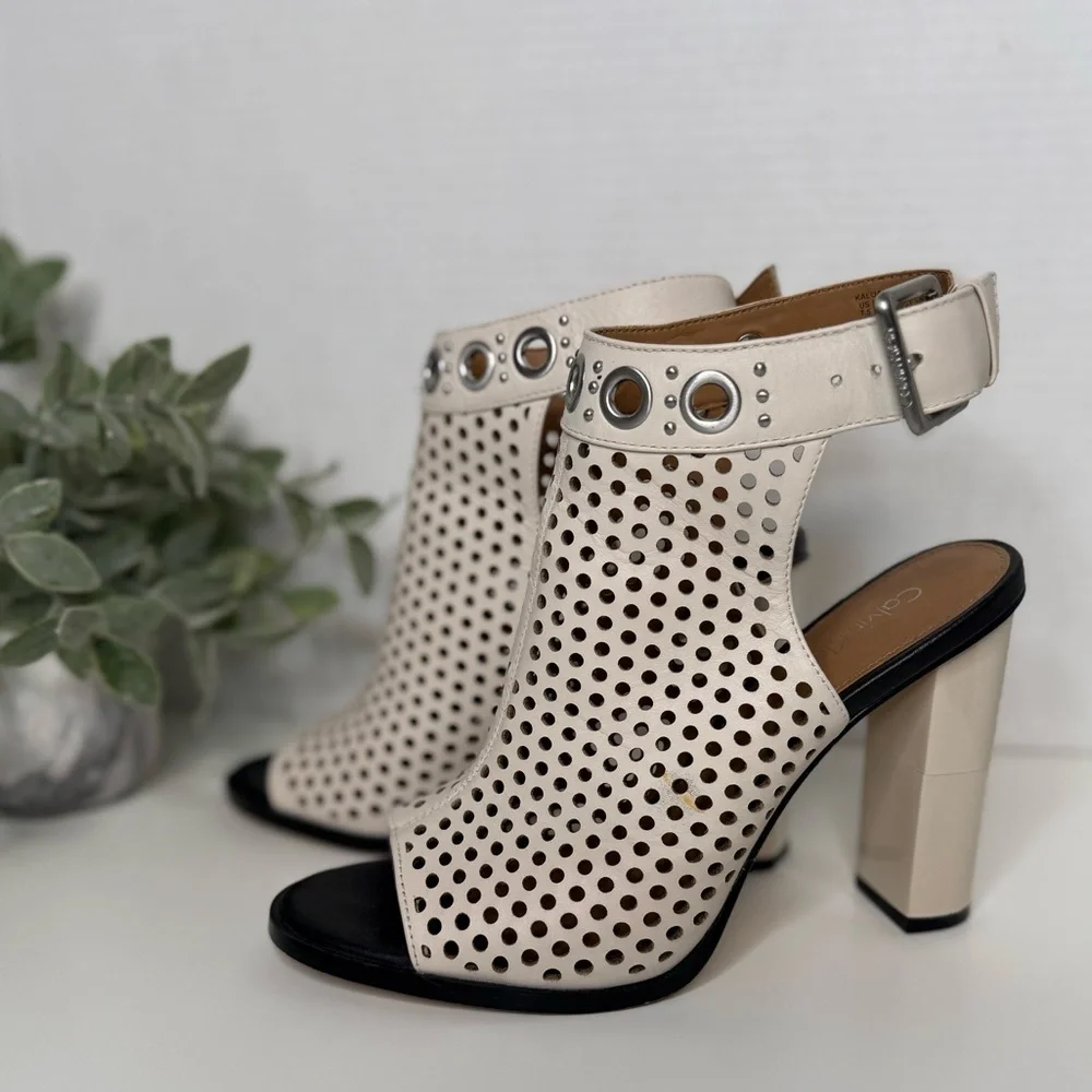 Calvin Klein Kalua Womens Ivory Peep Toe Block Heel Sandals Size 7.5 Streetwear